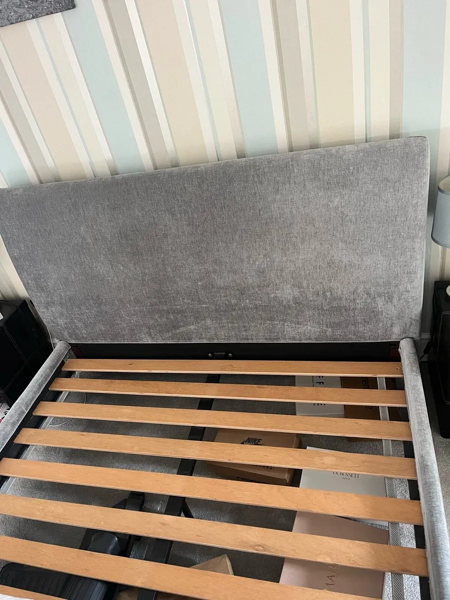 King size bed - Image 1