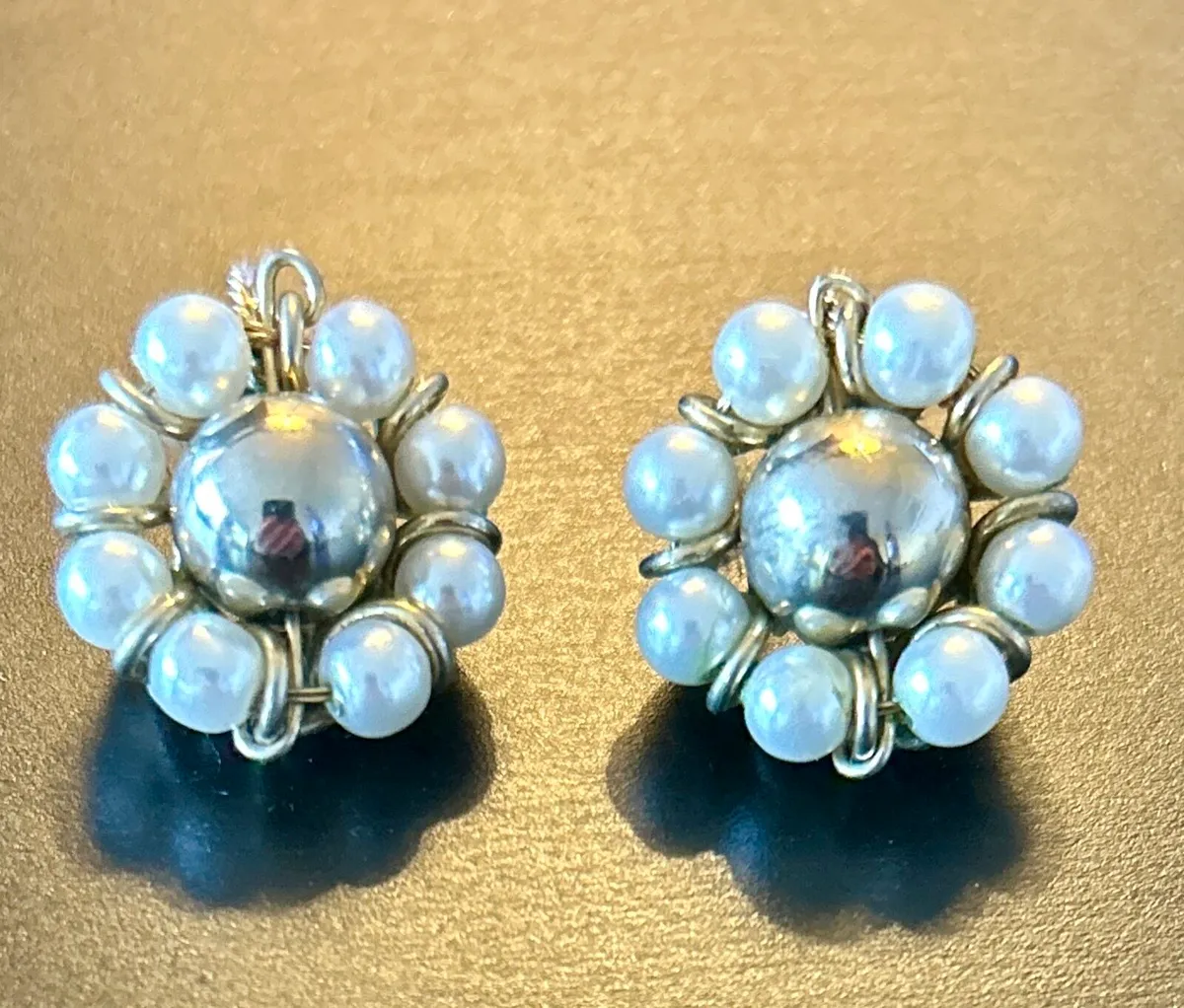 Vintage gold tone and pearl earrings - Image 1