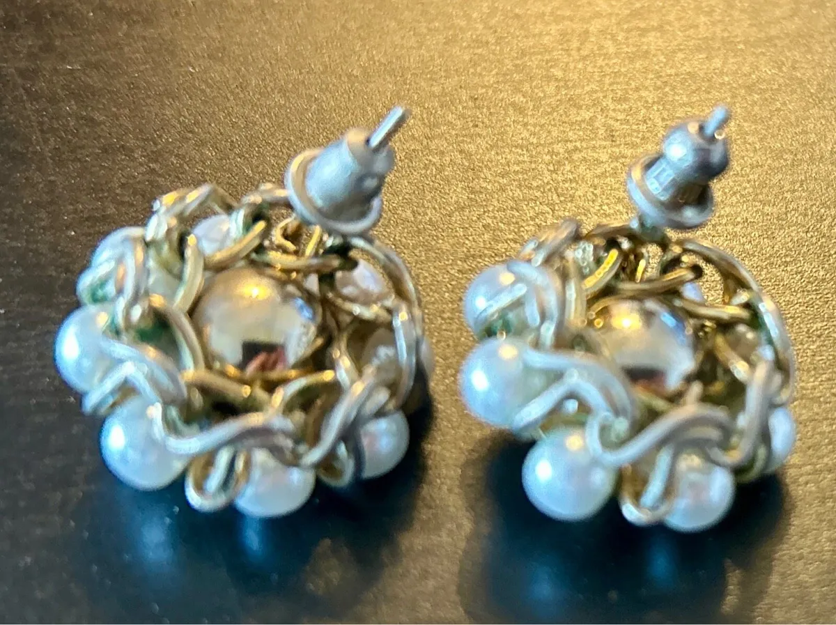 Vintage gold tone and pearl earrings - Image 2