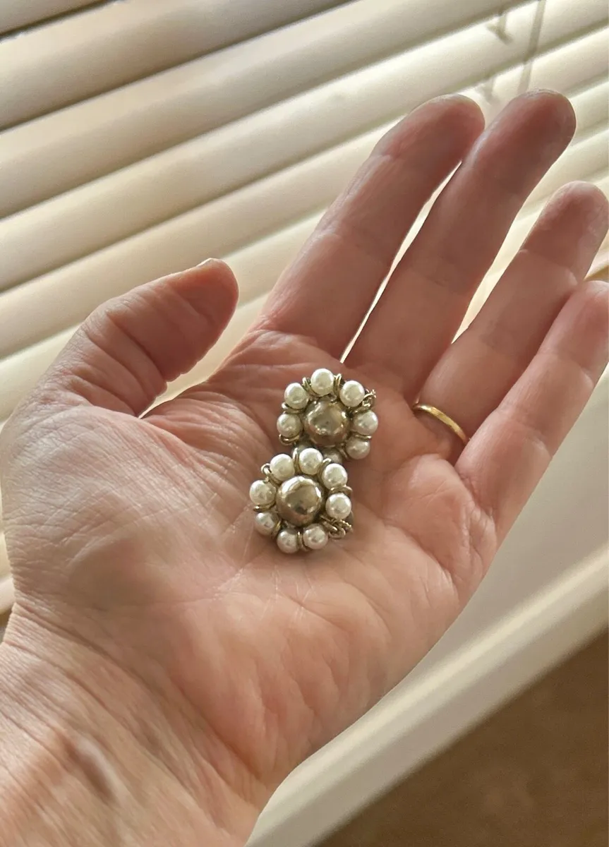 Vintage gold tone and pearl earrings - Image 4