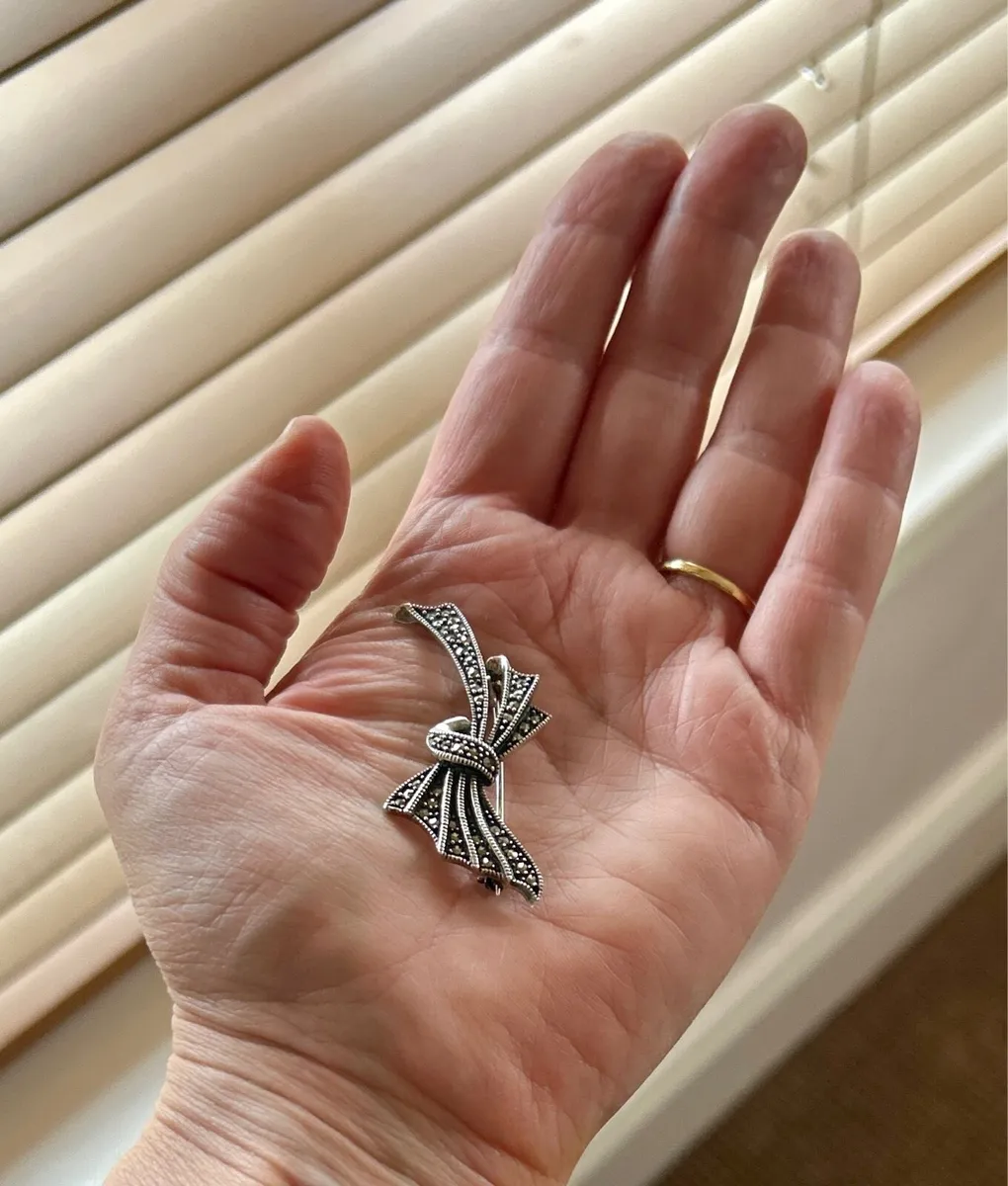 Vintage sterling silver and marcasite tie brooch - Image 3