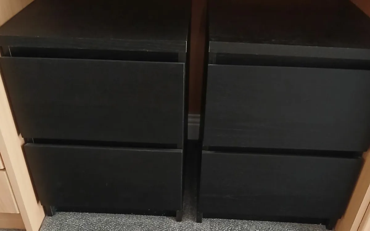 Chest of drawers and bedside lockers - Image 3