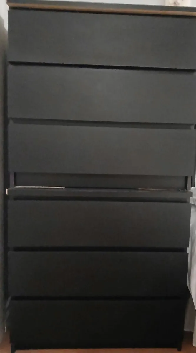 Chest of drawers and bedside lockers - Image 4