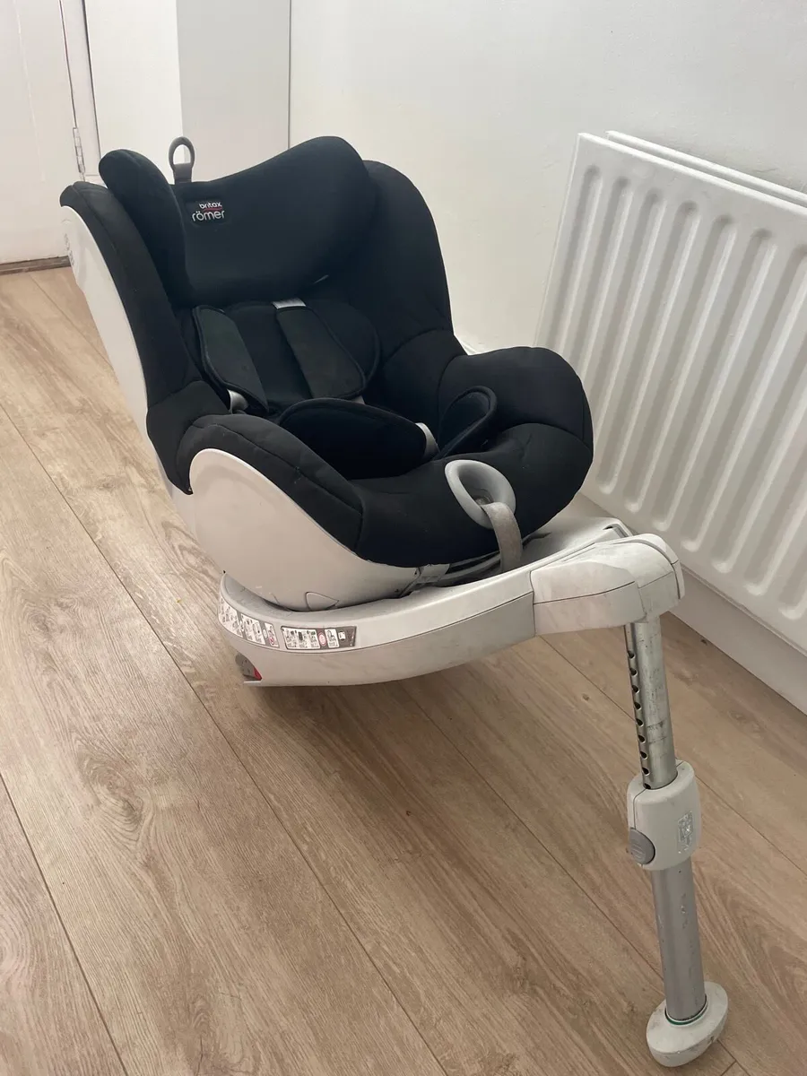 Brutal Romer Swivel Car Seat - Image 1