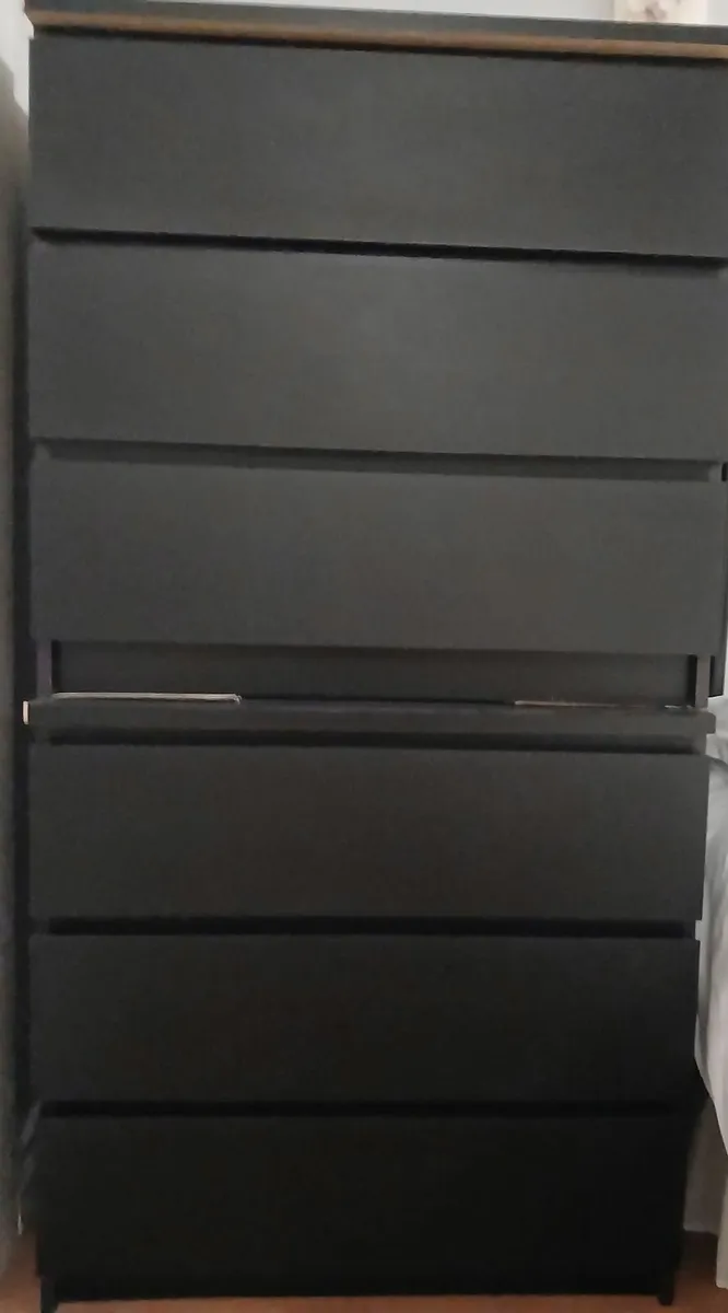 Chest of drawers and bedside lockers - Image 2