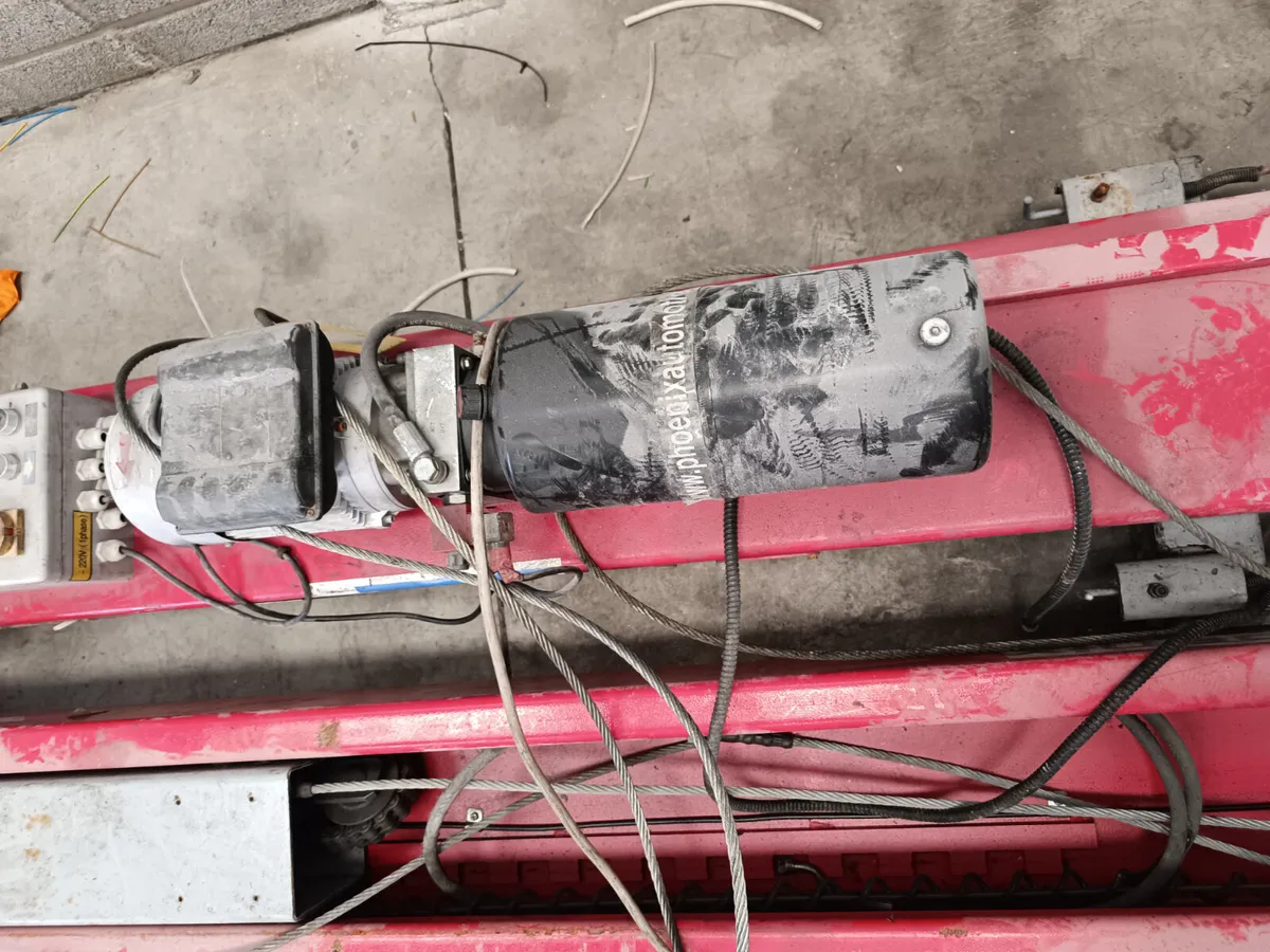 2 Post Garage Lift - Image 3