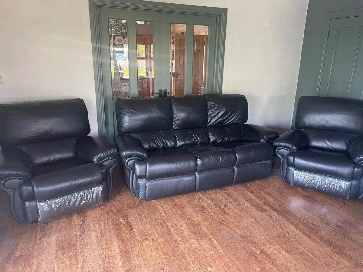 Suite of furniture - Image 1