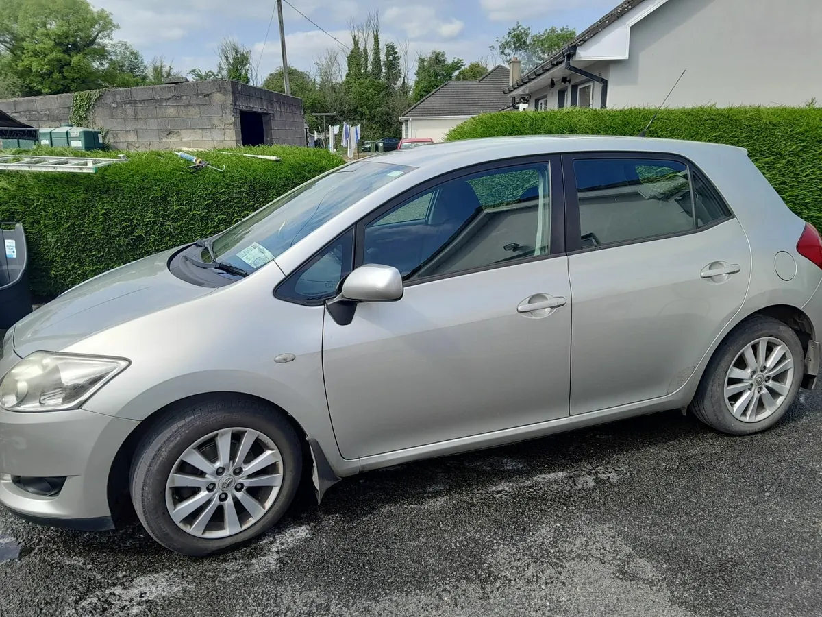 Toyota Auris 2010 - Image 2