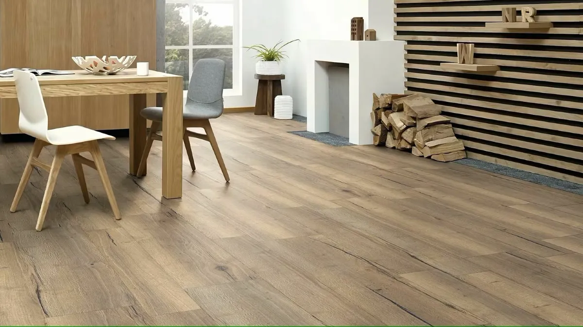 Laminated floor installation - Image 3