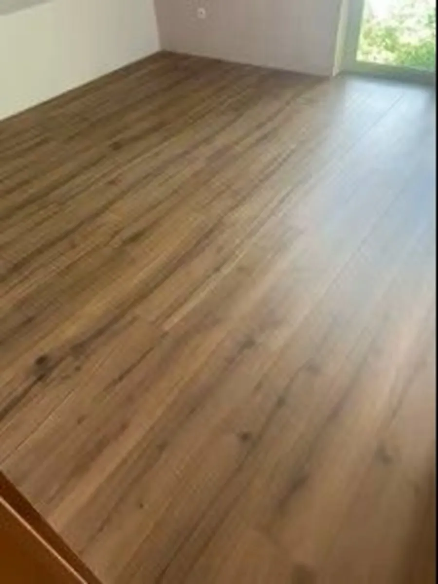 Laminated floor installation - Image 4