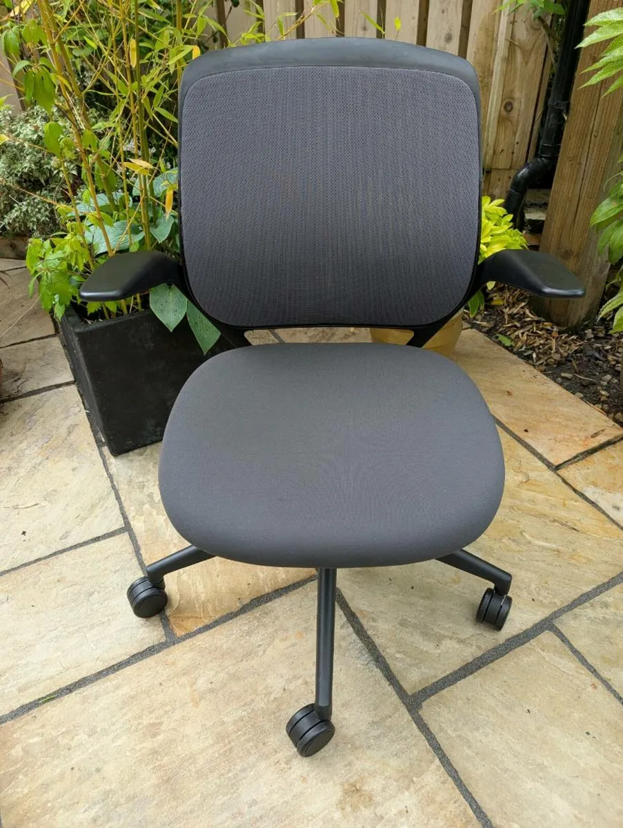 Ergonomic office chair - Image 4