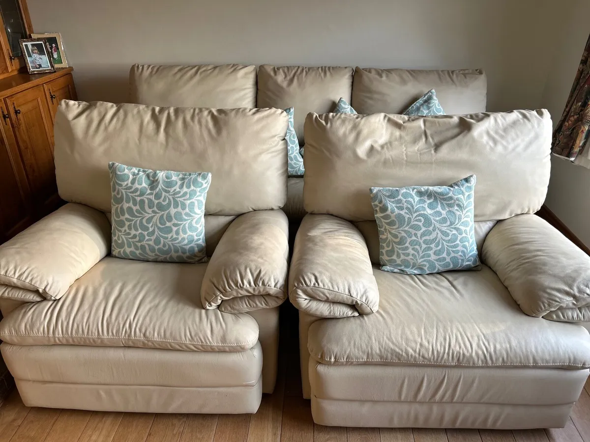 Leather suit of furniture in excellent condition. - Image 1