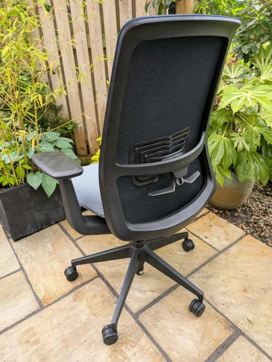Ergonomic office chair - Image 4