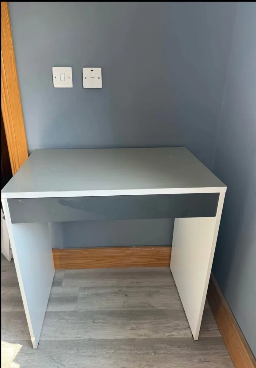 Desk for sale - Image 1