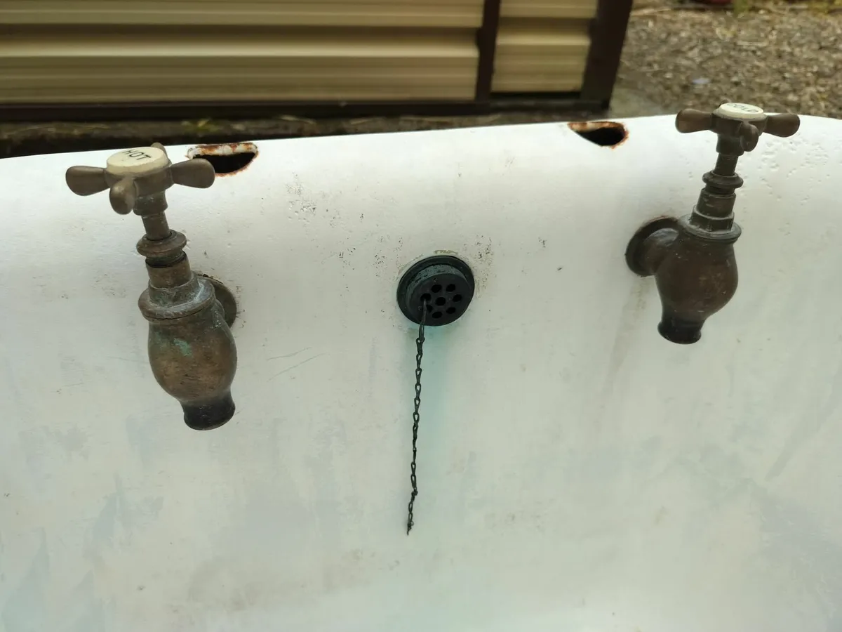 Cast iron bath tub with taps - Image 2
