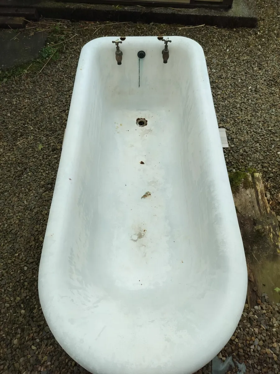 Cast iron bath tub with taps - Image 1