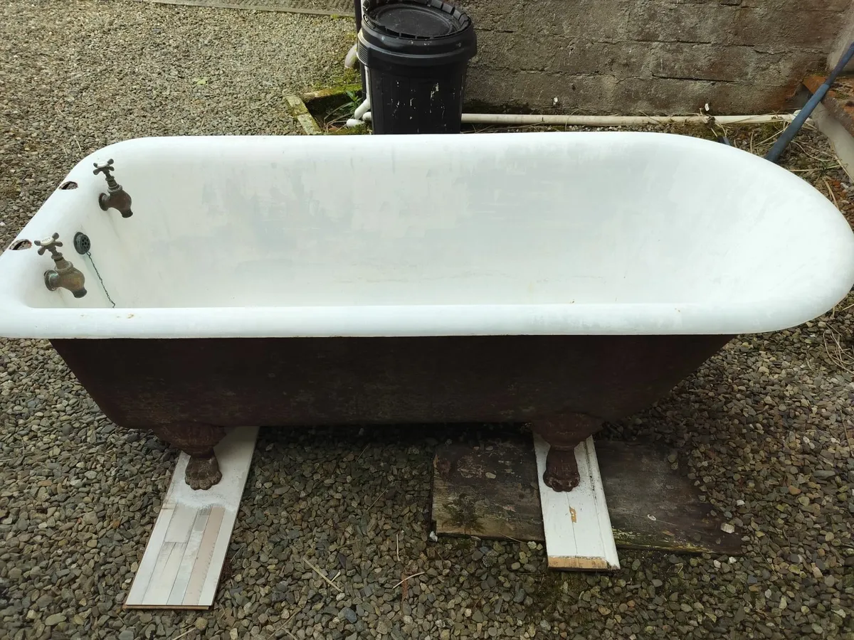 Cast iron bath tub with taps - Image 3