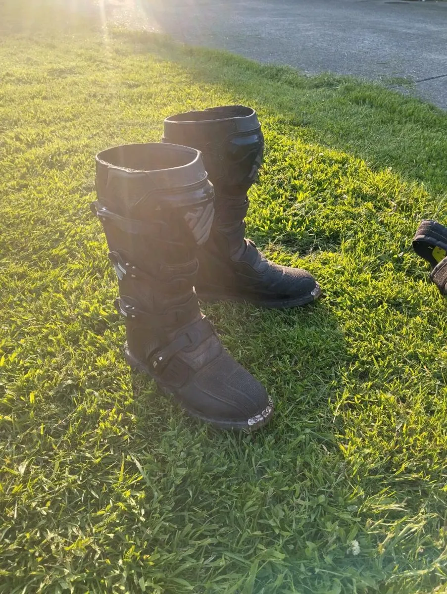 Dirtbike boots and body armour - Image 1