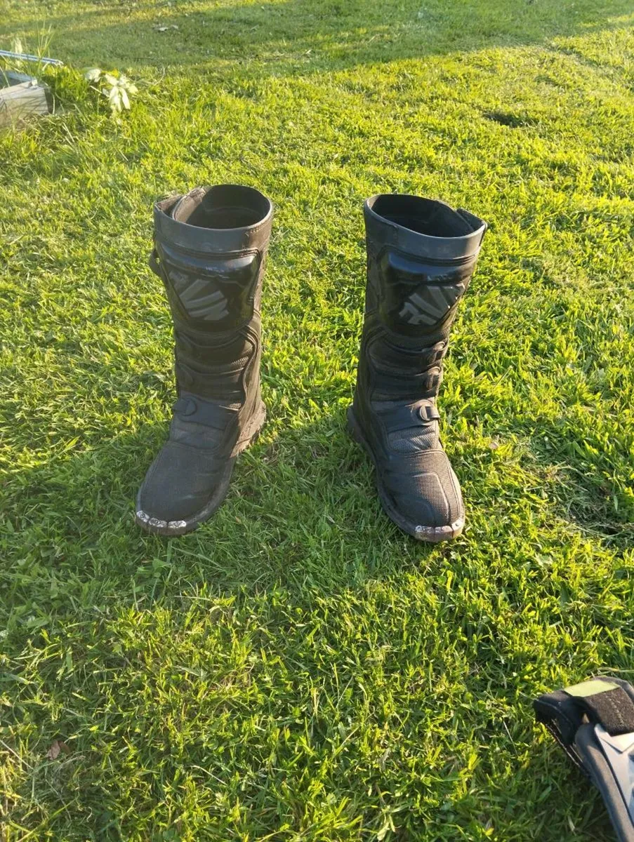 Dirtbike boots and body armour - Image 2