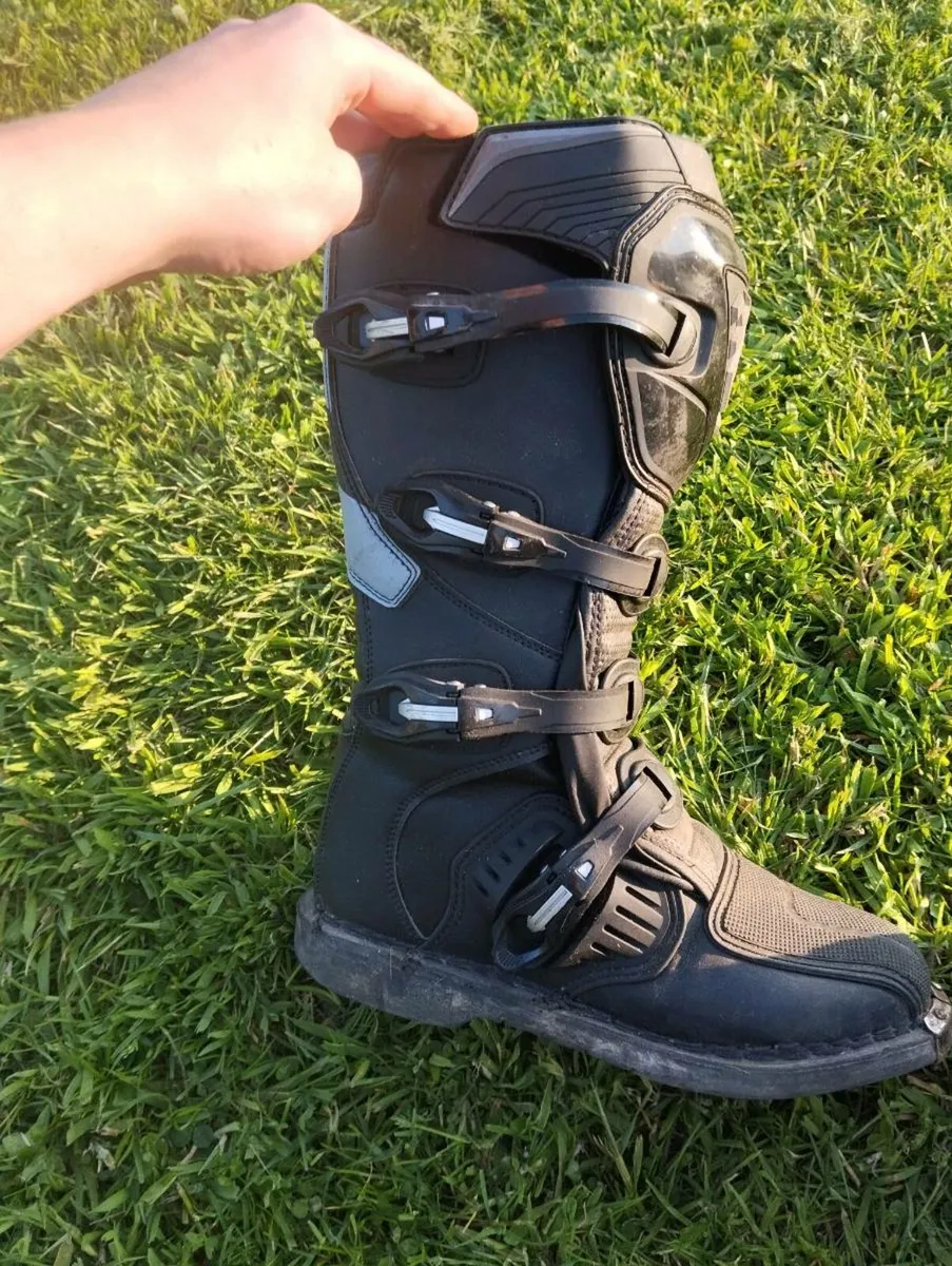 Dirtbike boots and body armour - Image 4