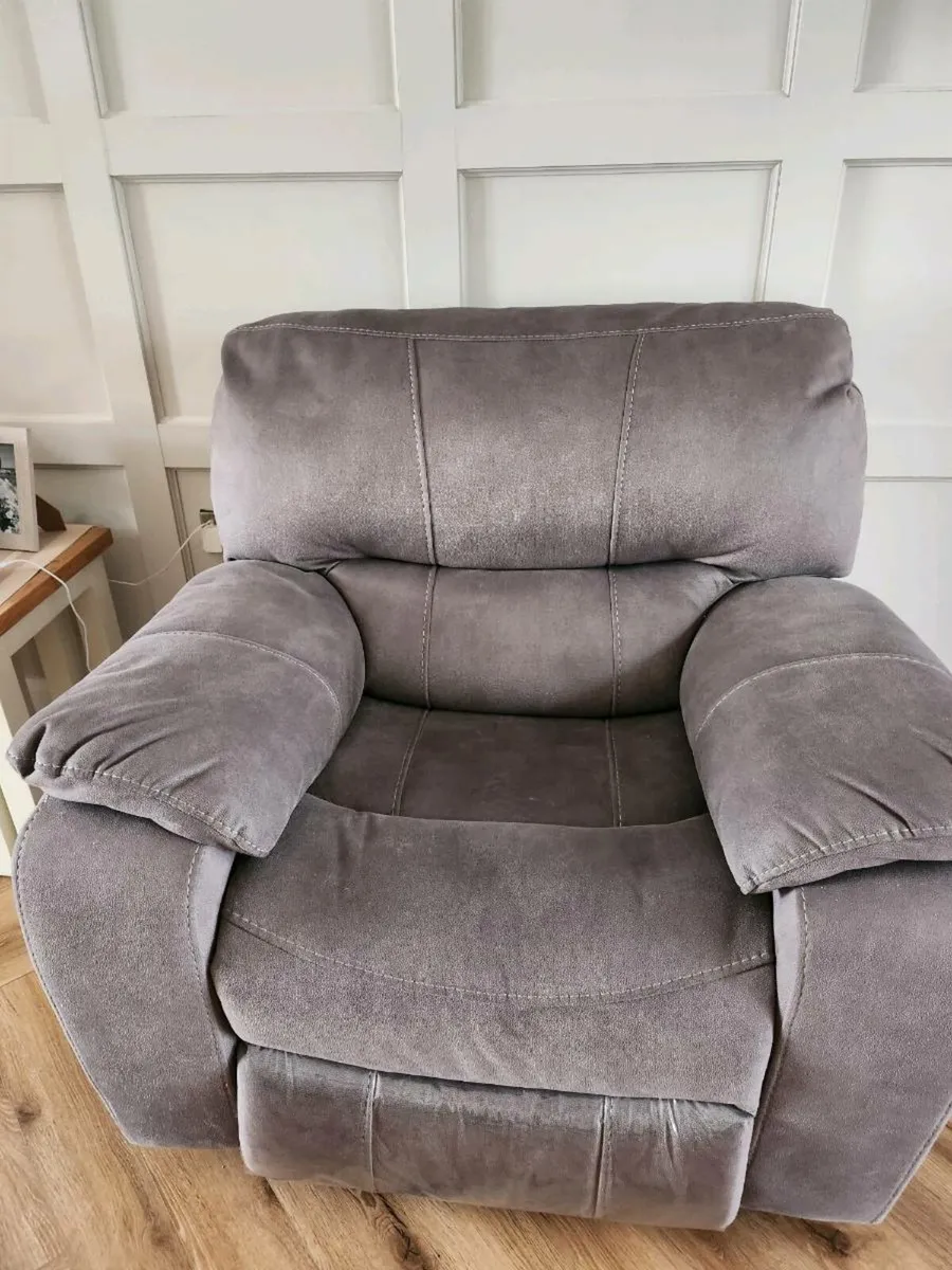 Sofa and 2 chairs - Image 1