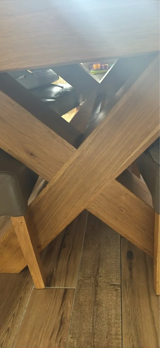 Table and chairs - Image 1