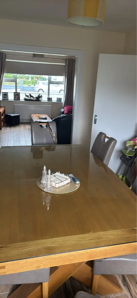 Table and chairs - Image 2
