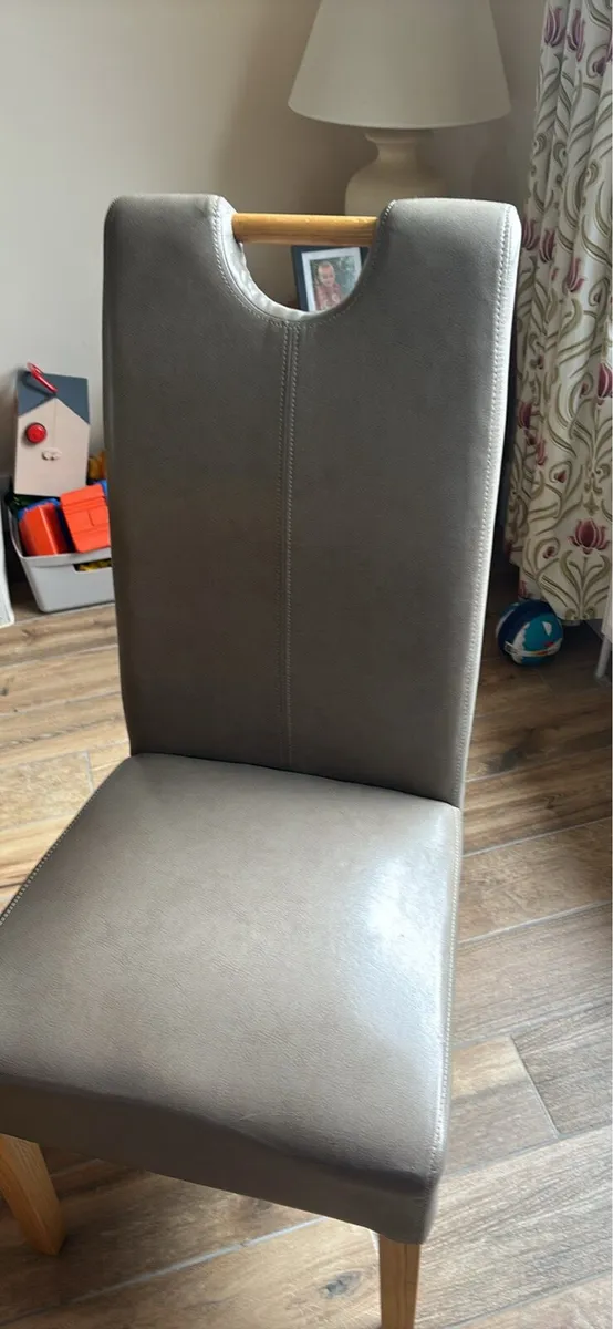 Table and chairs - Image 3