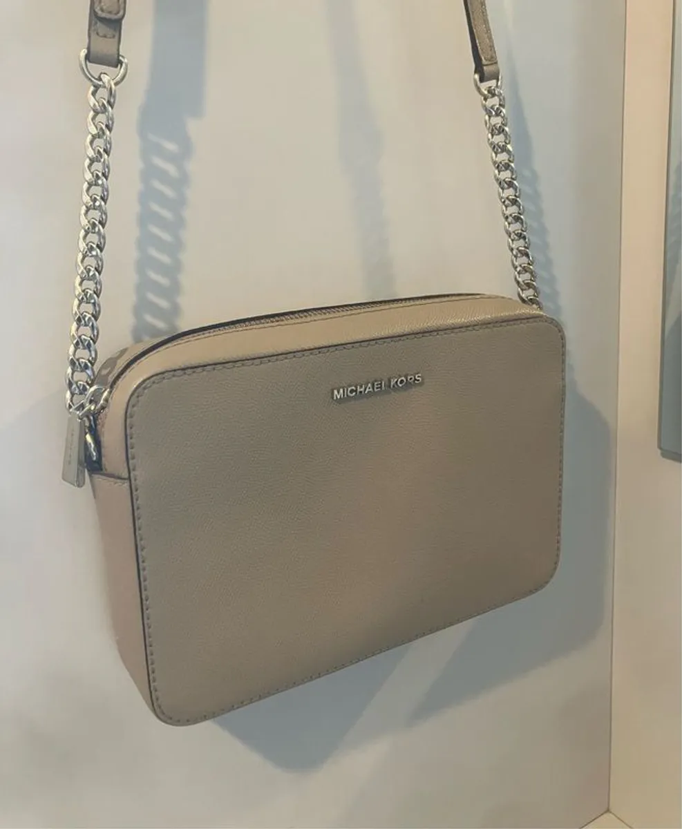 Michael Kors Jet Set Crossbody Truffle - Image 1