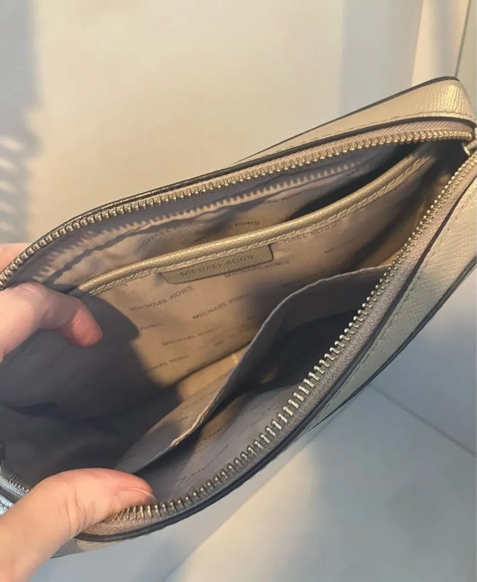 Michael Kors Jet Set Crossbody Truffle - Image 2
