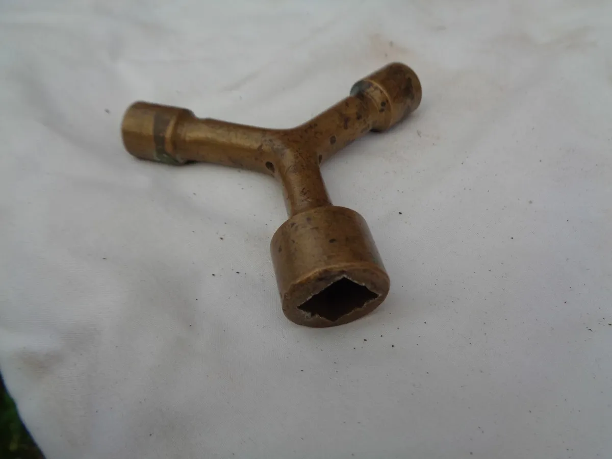 Brass Three Legged Radiator Valve Key for Sale - Image 1