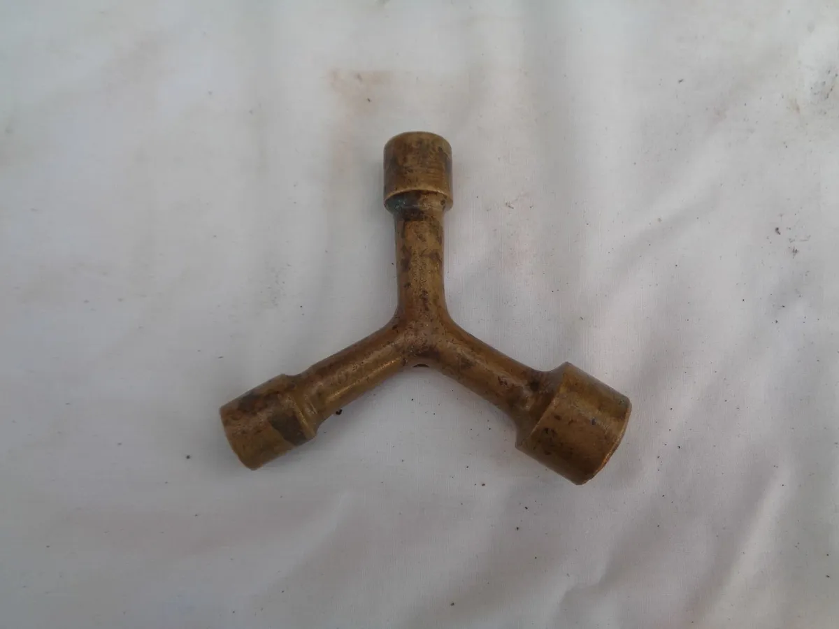 Brass Three Legged Radiator Valve Key for Sale - Image 2