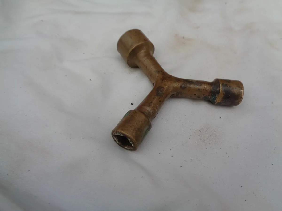 Brass Three Legged Radiator Valve Key for Sale - Image 3