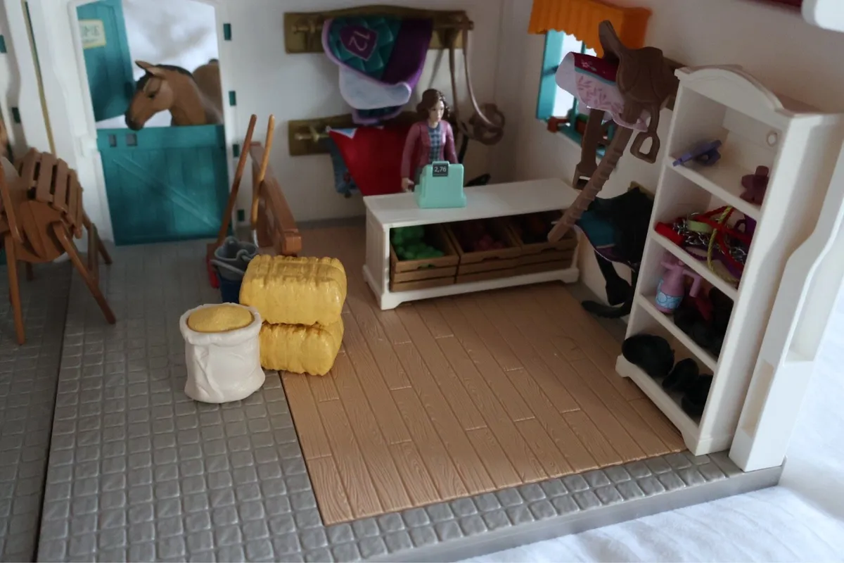 Both parts of the schleich shops - Image 4