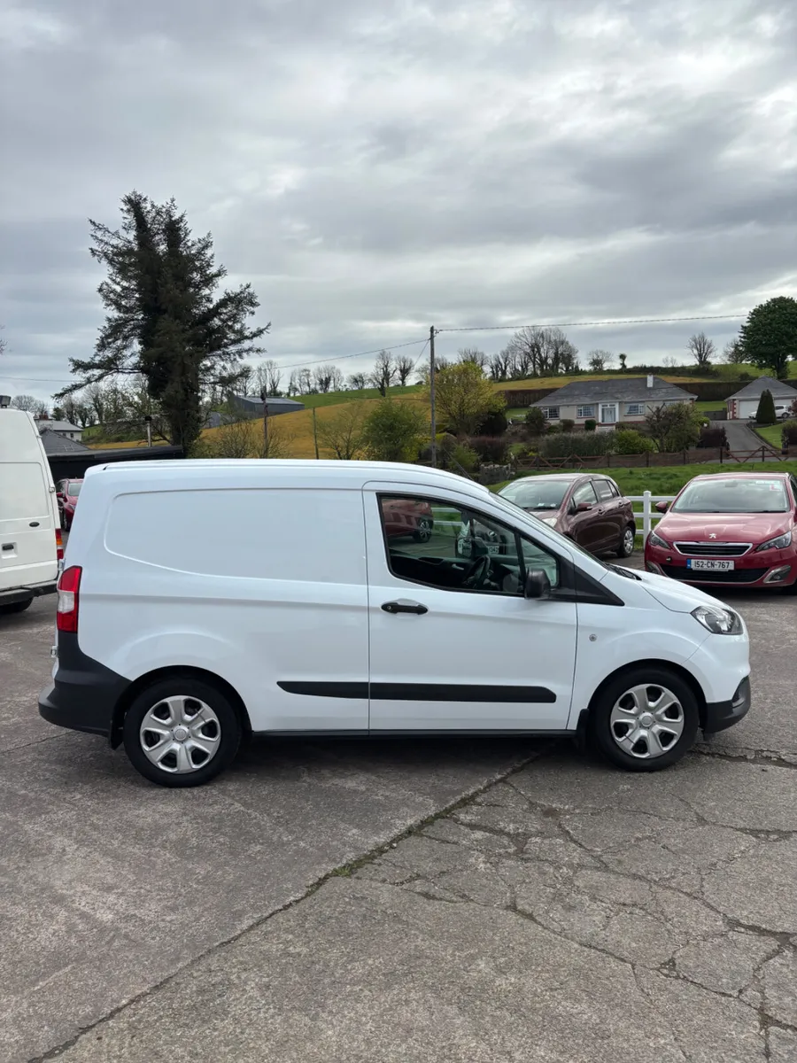 Ford Transit Courier 2023 - Image 2
