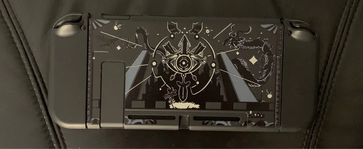 Zelda Edition Nintendo Switch with games. - Image 3