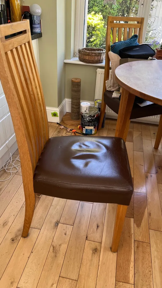 Solid oak circular table & 4 matching chairs - Image 2