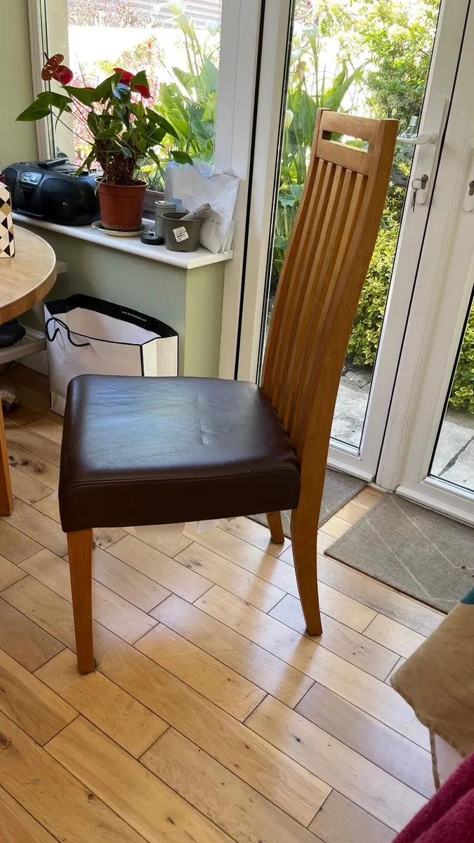 Solid oak circular table & 4 matching chairs - Image 3