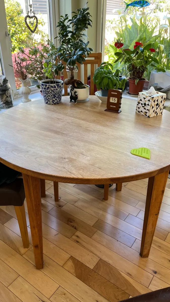 Solid oak circular table & 4 matching chairs - Image 1