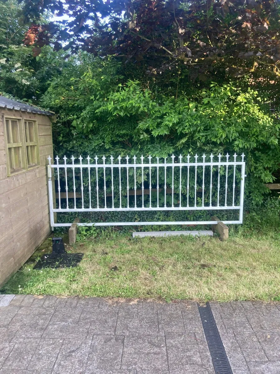House gate - Image 1