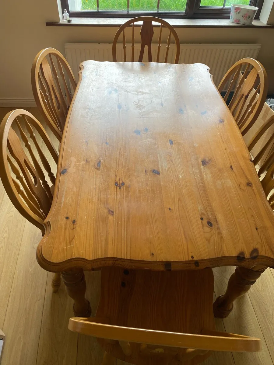 Table and chairs - Image 1