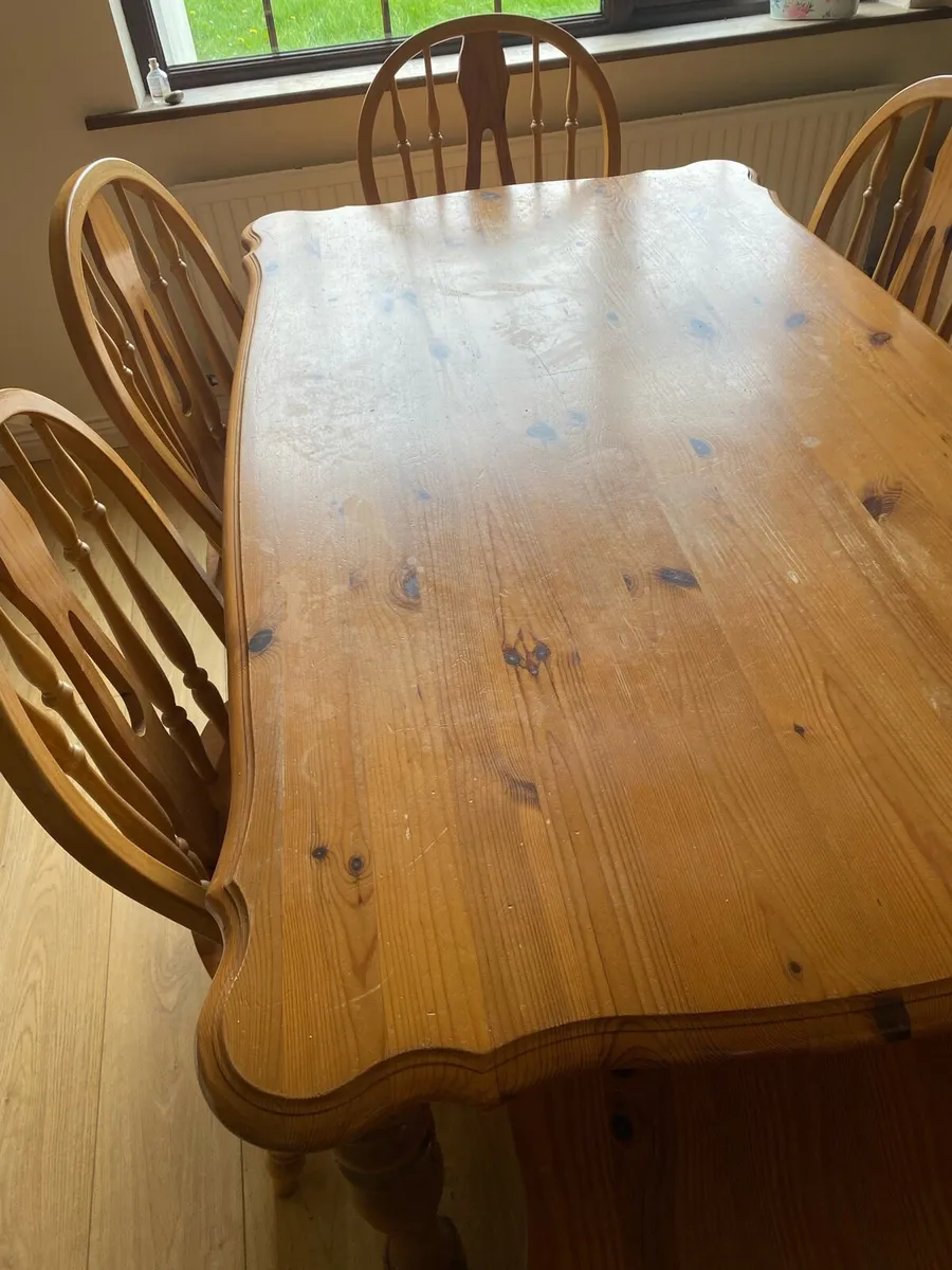 Table and chairs - Image 2