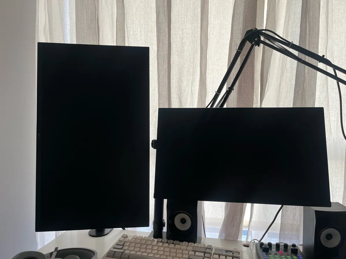 Two monitors - Image 1