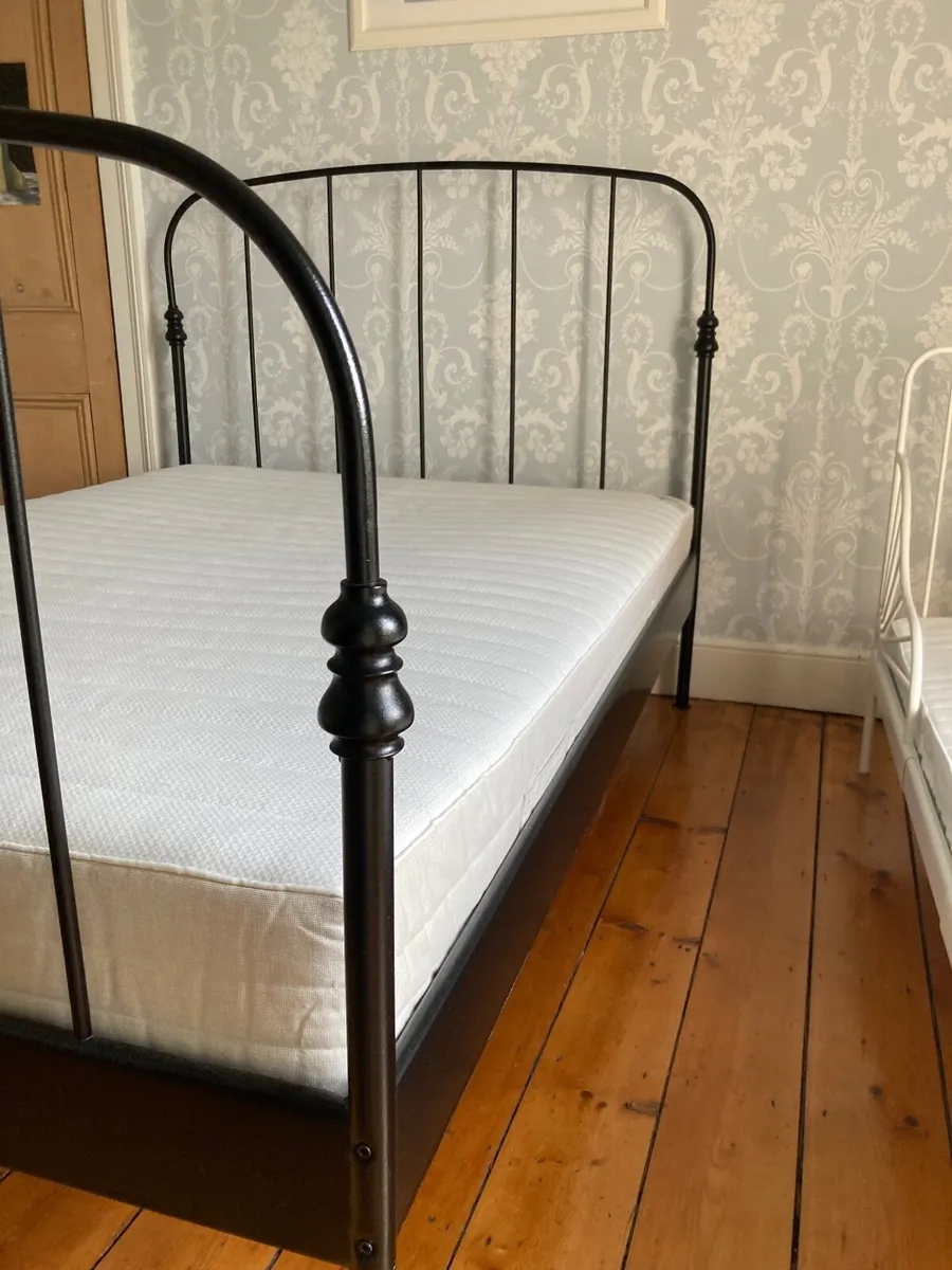 Double bed - Image 1