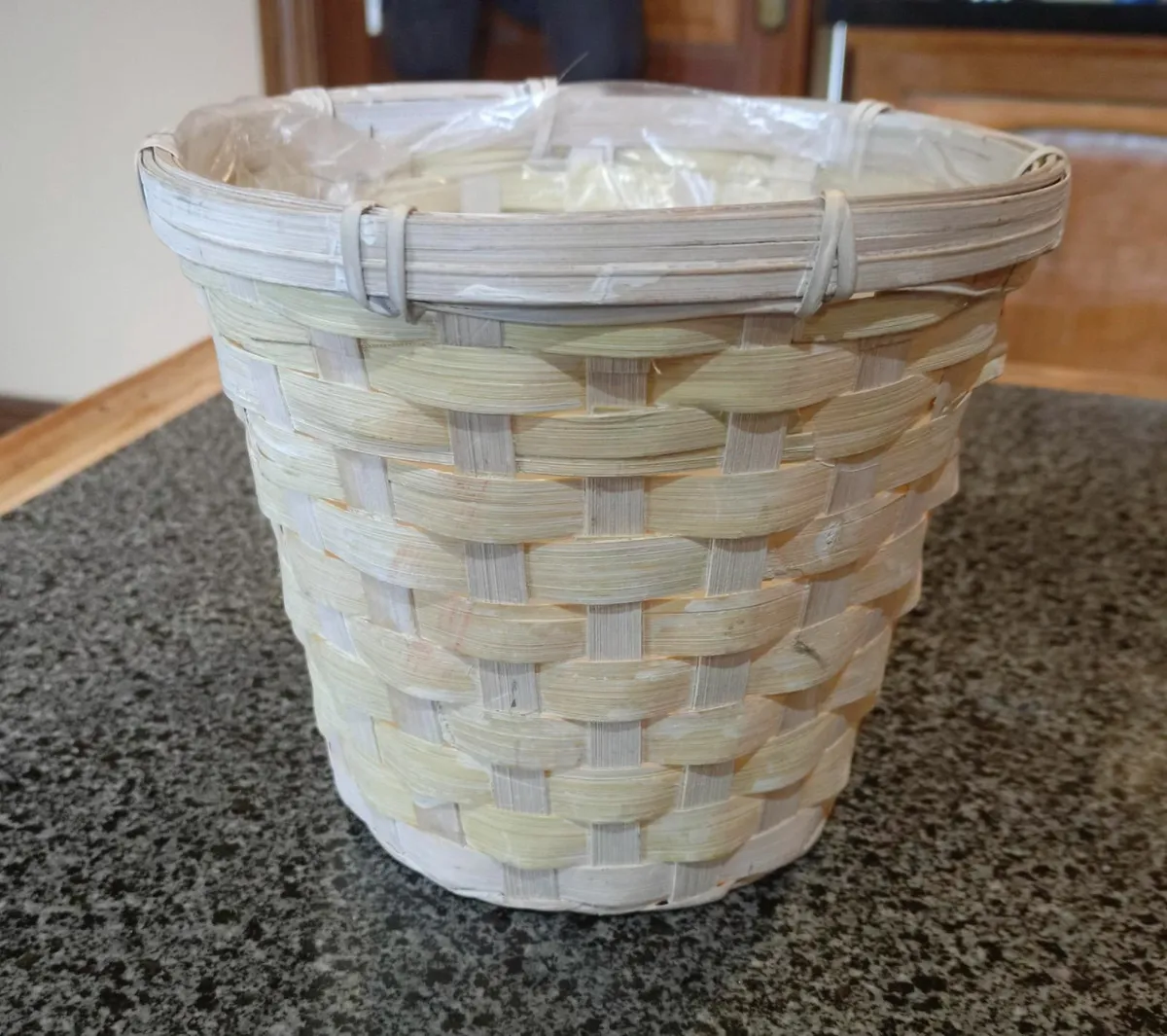 LIGHTWEIGHT WICKER/BAMBOO PLANT POT (USED). - Image 1