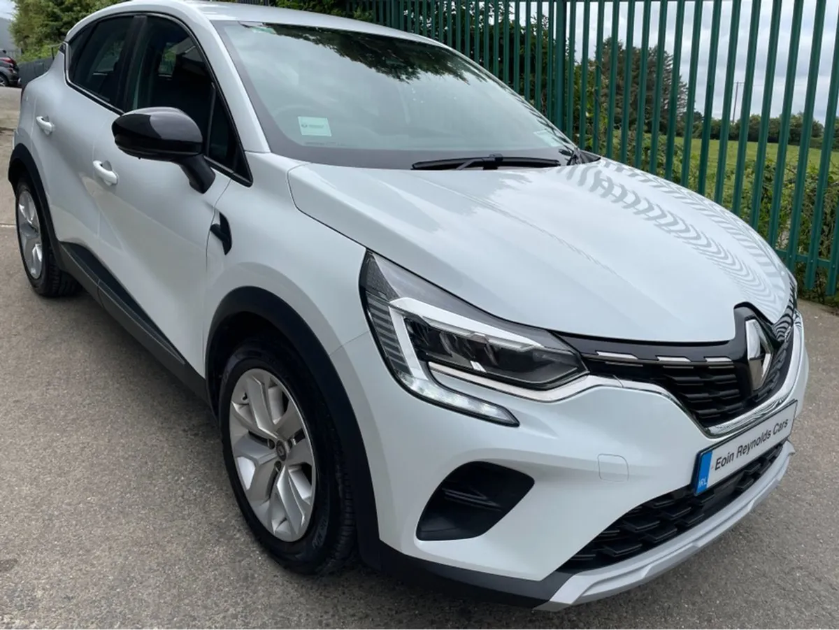 Renault Captur Play TCE 130 Auto Low Kms  AS New - Image 2