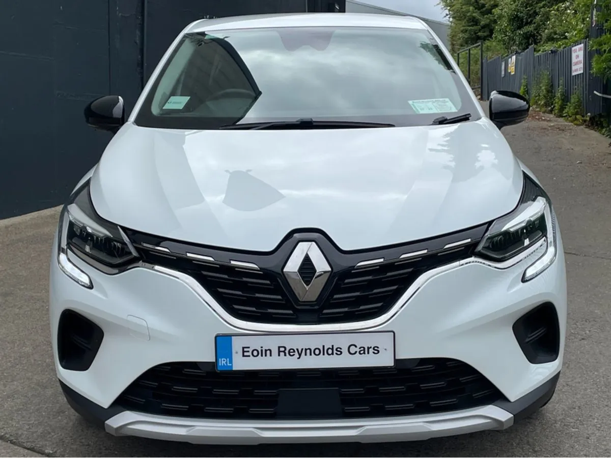 Renault Captur Play TCE 130 Auto Low Kms  AS New - Image 3