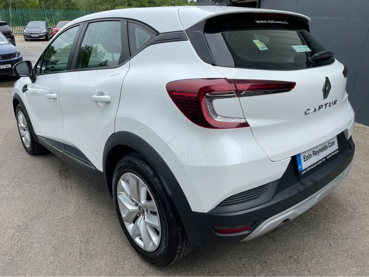 Renault Captur Play TCE 130 Auto Low Kms  AS New - Image 4