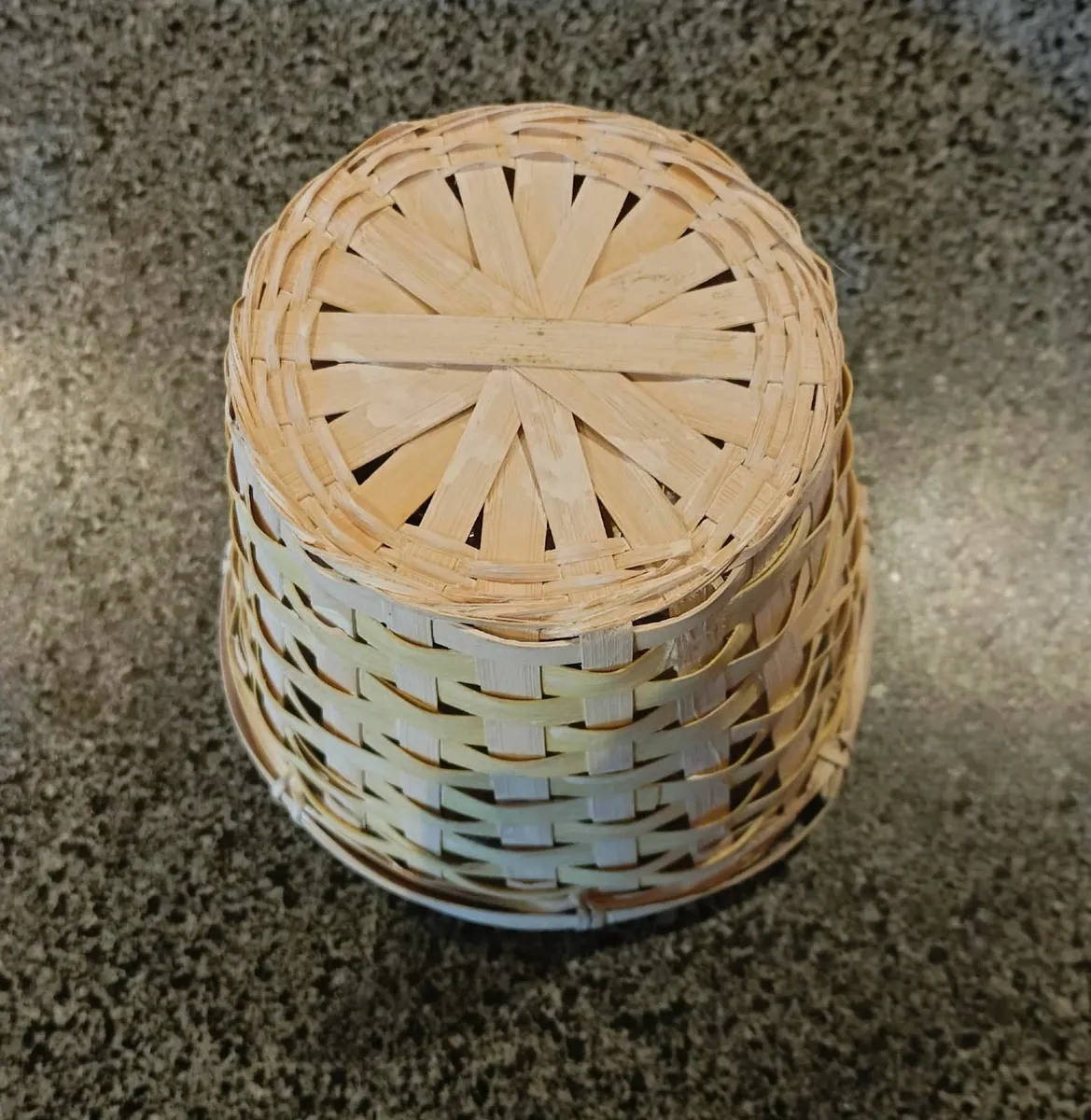 LIGHTWEIGHT WICKER/BAMBOO PLANT POT (USED). - Image 3