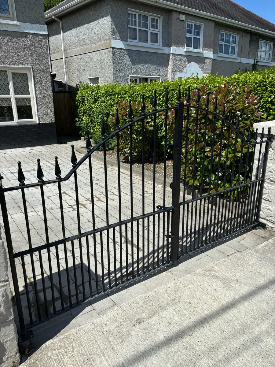 Cast iron gates - Image 1